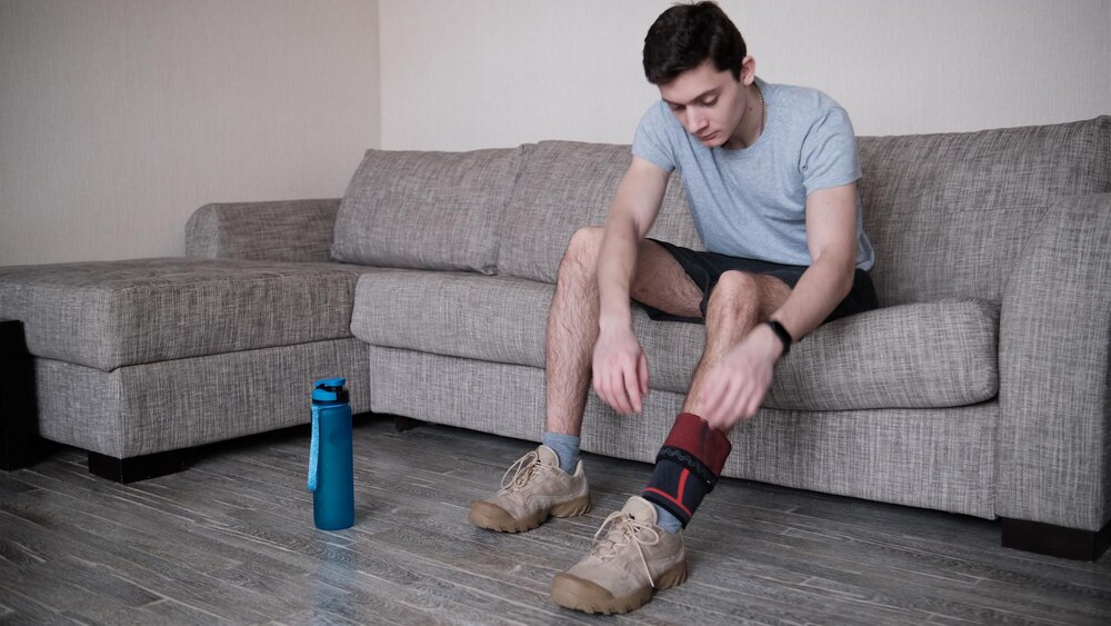 guy-puts-compression-bandage-injured-knee-preparing-sports-activities-sore-spot-is-highlighted-red_102577-379.jpg